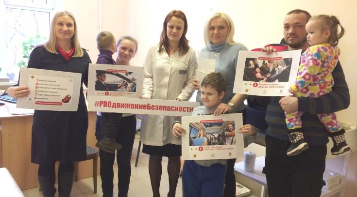 Новгородские водители прошли практический инструктаж по правилам безопасной перевозки детей-пассажиров