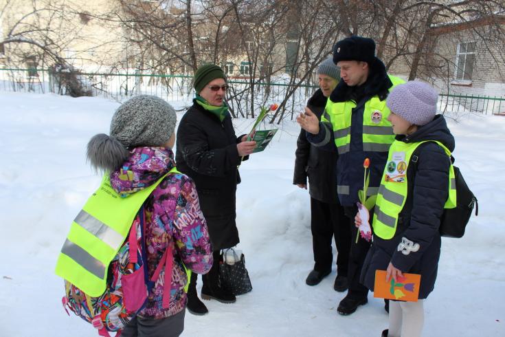 В Томской области сотрудники Госавтоинспекции и их юные помощники поздравили с Днём Весны участниц дорожного движения