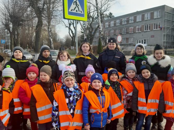 В городе Гусеве дошкольники приняли участие в профилактической пешей прогулке «Мы по городу шагаем»