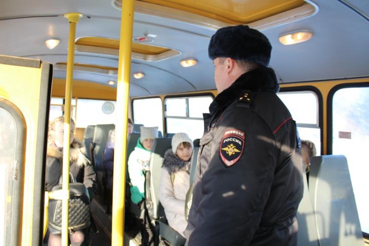 В Красноярском крае сотрудники Госавтоинспекции проводят уроки безопасности в школьных автобусах