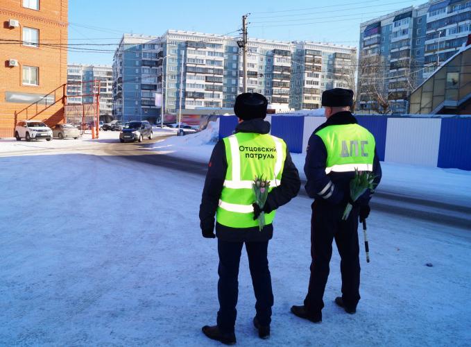 В Томской области сотрудники Госавтоинспекции совместно с представителями Совета отцов провели акцию «Цветочный патруль
