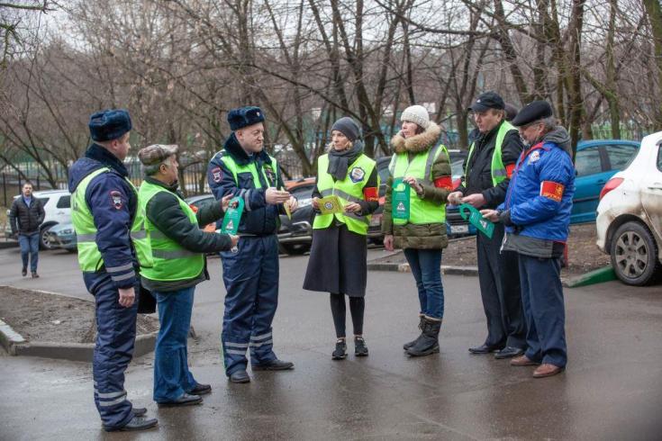 Инспекторы ГИБДД проводят профилактические мероприятия во дворовых территориях