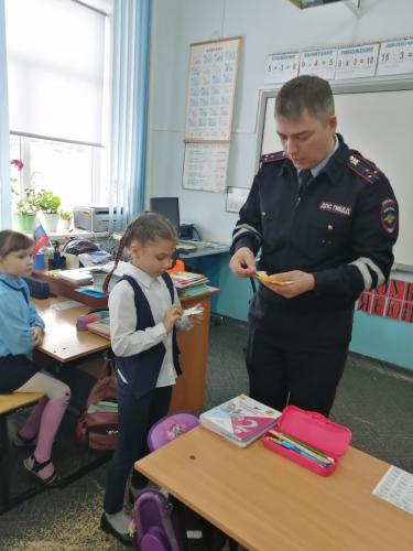 В Красноярском крае сотрудники ГИБДД напомнили сельским школьникам об обязанностях пешеходов и пользе световозвращающих элементов