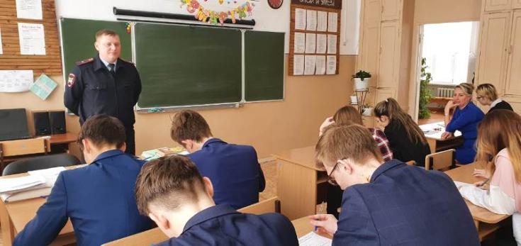 Большеулуйские автоинспекторы провели глобальный школьный тест по ПДДБольшеулуйские автоинспекторы провели глобальный школьный тест по ПДД в рамках «единого Дня безопасности» в рамках «единого Дня безопасности»