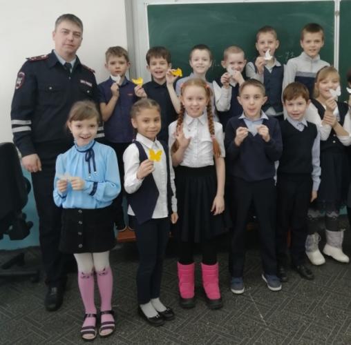 В Красноярском крае сотрудники ГИБДД напомнили сельским школьникам об обязанностях пешеходов и пользе световозвращающих элементов