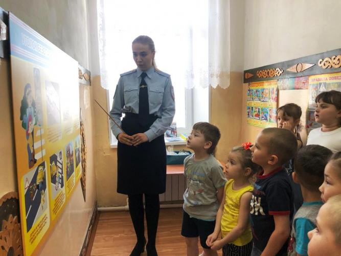 В Магаданской области госавтоинспекторы пришли в гости к дошкольникам