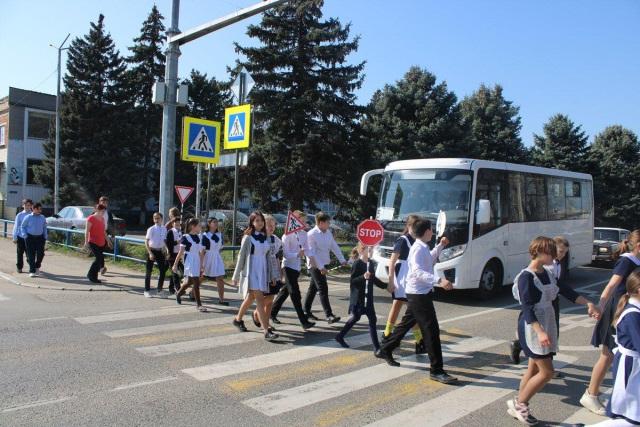 На Кубани автоинспекторы проводят занятия со школьниками по закреплению навыков безопасного перехода проезжей части
