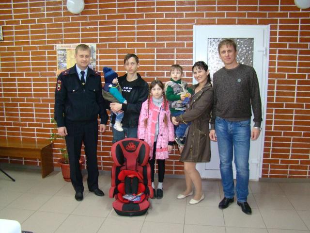 На Кубани автоинспекторы вручают детские удерживающие устройства многодетным семьям