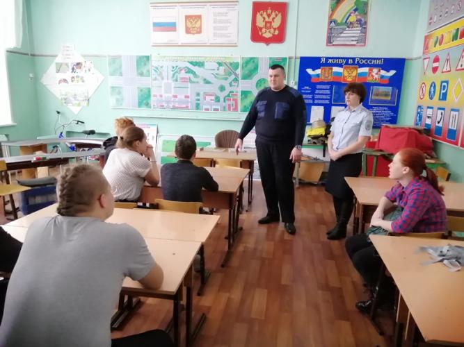 В рамках «единого дня безопасности» сотрудники Госавтоинспекции проводят профилактические мероприятия для учащихся