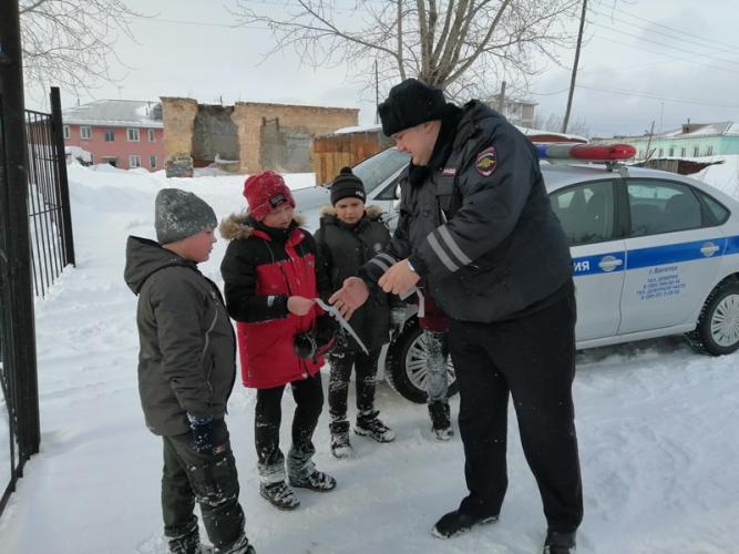 В рамках «единого дня безопасности» сотрудники Госавтоинспекции проводят профилактические мероприятия для учащихся