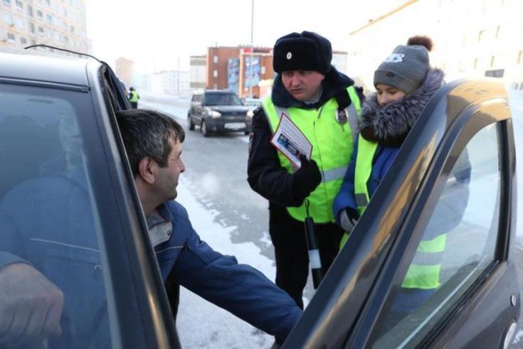 В Норильске в «единый День безопасности» автоинспекторы и школьники напомнили взрослым о соблюдении ПДД