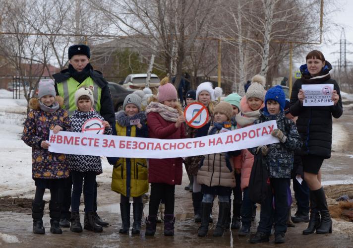 В Нефтегорске сотрудники ГИБДД напомнили водителям о недопустимости разговоров по телефону за рулем