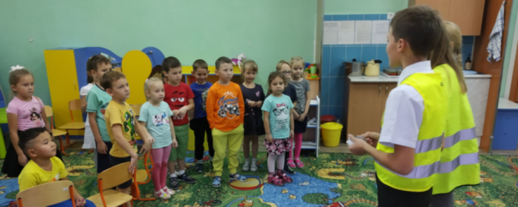 ЮИДовцы Плотниковской школы № 111 Новосибирского района провели акцию «Засветись!»