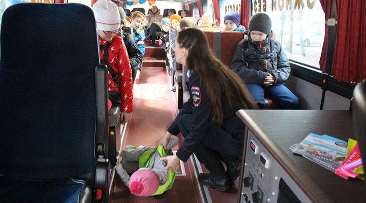 Для детей в Пушкино смоделировали ДТП с автобусом в ходе занятия по безопасности