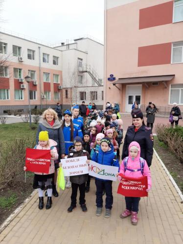 ПДД: знания от старших к младшим". Сотрудники региональной Госавтоинспекции провели обучающие занятия в Ростовском экономическом лицее