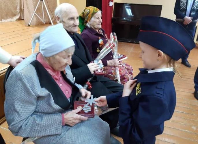 В Татищево юные инспекторы движения вручили ветеранам Великой Отечественной войны юбилейные медали и световозвращающие аксессуары
