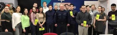 В Казани сотрудники ГИБДД провели инновационное занятие с кандидатами в водители перед началом экзамена по ПДД