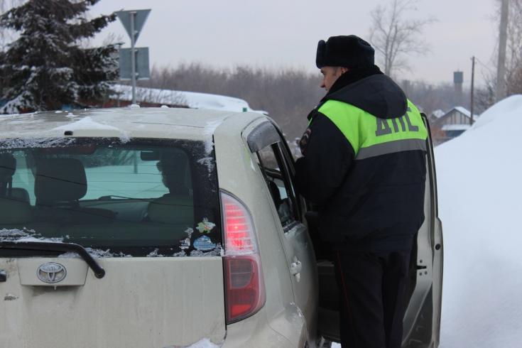В Новокузнецком районе сотрудники ГИБДД напомнили автомобилистам о необходимости соблюдать требования ПДД