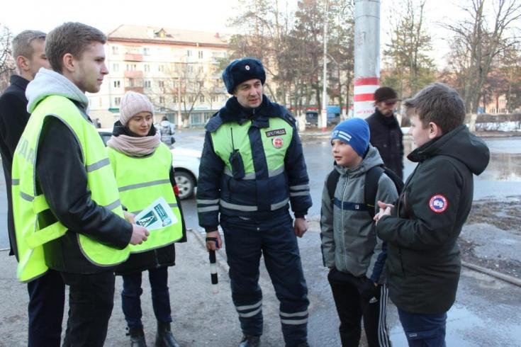 Сотрудники Госавтоинспекции совместно с региональной организацией «Отряд правопорядка» напомнили участникам дорожного движения о ПДД
