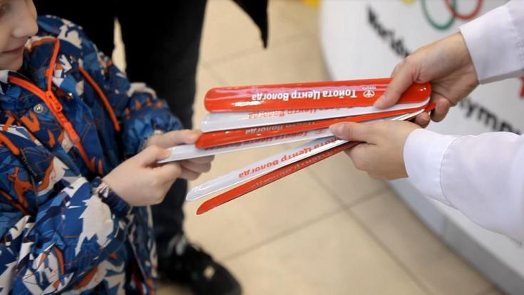 Светоотражатели в подарок получают юные гости в одном из крупнейших автосалонов Вологды