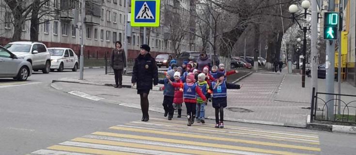 Белгородские дошкольники изучают безопасные условия движения по технике «шагающего автобуса»