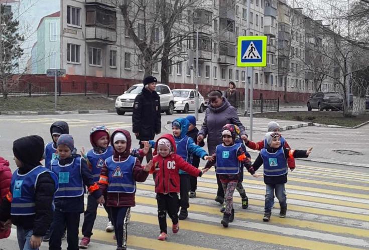 Белгородские дошкольники изучают безопасные условия движения по технике «шагающего автобуса»