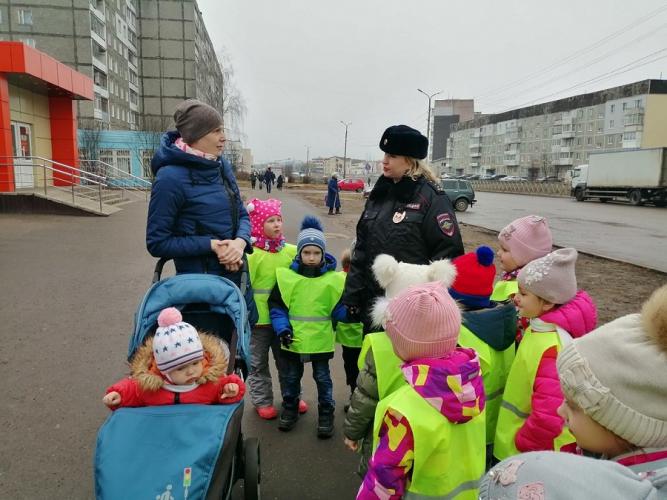 Сотрудники Госавтоинспекции совместно с юными помощниками пропагандируют соблюдение правил дорожного движения