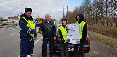 Сотрудники ГИБДД провели акцию "Не пересекай черту, выбери жизнь!" на дороге федерального значения в Сафоновском районе