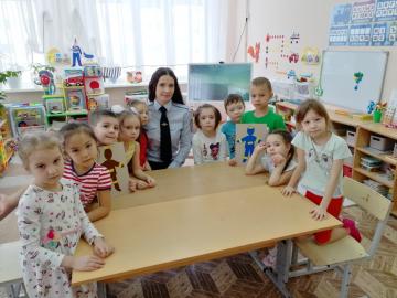 Сотрудники новоуренгойской Госавтоинспекции посетили дошколят и провели познавательный урок