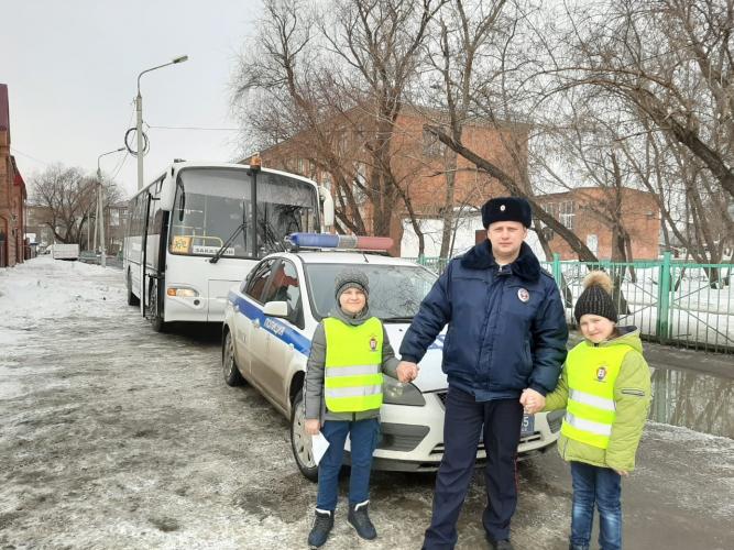 Сотрудники Госавтоинспекции проводят уроки безопасности в школьных автобусах