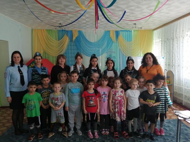 В Красном Куте представители Госавтоинспекции провели для дошколят квест-игру