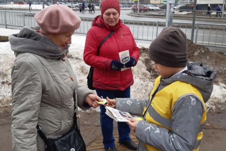 Инспекторы ГИБДД и ЮИДовцы раздали жителям Татарстана карманные фонарики