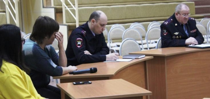 На юге Красноярского края дорожные полицейские приняли участие в «круглом столе» на тему мошенничества