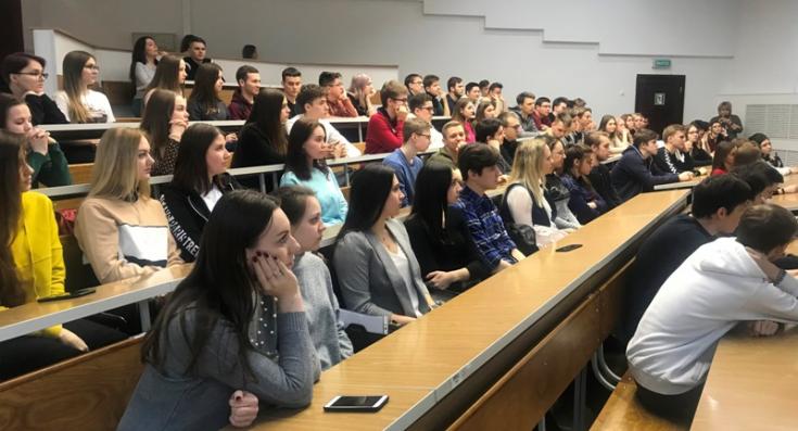 Кировские студенты выступили в поддержку идей безопасности дорожного движения