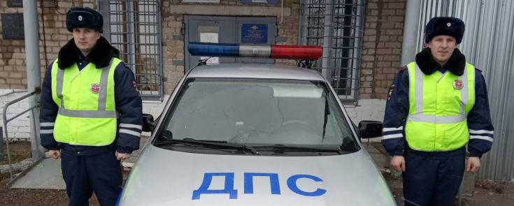 В Кировской области автоинспекторы оказали помощь женщине-водителю