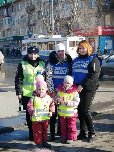 Сотрудники омской Госавтоинспекции совместно с «родительским патрулем» детского сада №222 привлекли внимание общественности к дорожной безопасности