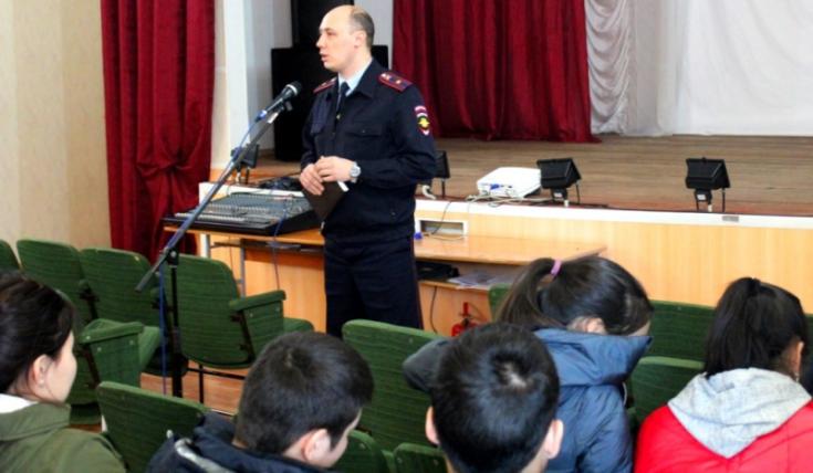 В Шушенском районе дорожные полицейские и общественники провели правовое информирование для студентов колледжа