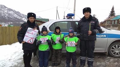 В РЕСПУБЛИКЕ АЛТАЙ АВТОИНСПЕКТОРЫ И ДЕТИ ПРОВЕЛИ АКЦИЮ «МОЯ МАМА - АВТОЛЕДИ»