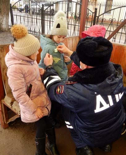 В Московской области автоинспекторы напомнили пешеходам и водителям о правилах дорожной безопасности во дворах