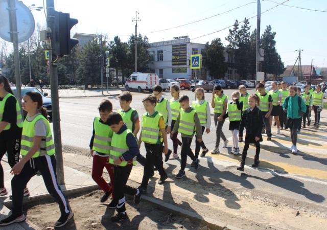 Госавтоинспекция Кубани помогает школьникам освоить навыки безопасного перехода проезжей части с помощью проекта «Шагающий автобус»