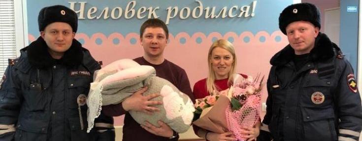В Татарстане сотрудники ГИБДД помогли добраться до больницы женщине, у которой начались род