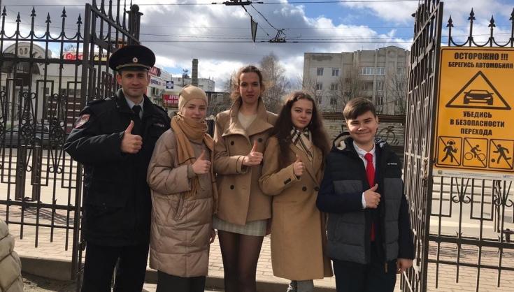 На территории всех школ города Брянска появились информационные щиты, призывающие детей к безопасному поведению на дороге