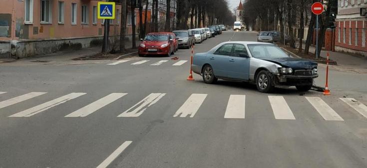 В Великом Новгороде водитель пострадал в результате столкновения двух автомобилей