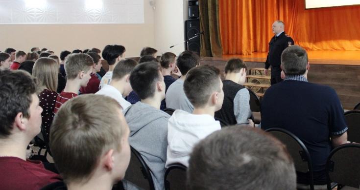 В Ачинске начальник Госавтоинспекции встретился с первокурсниками техникума