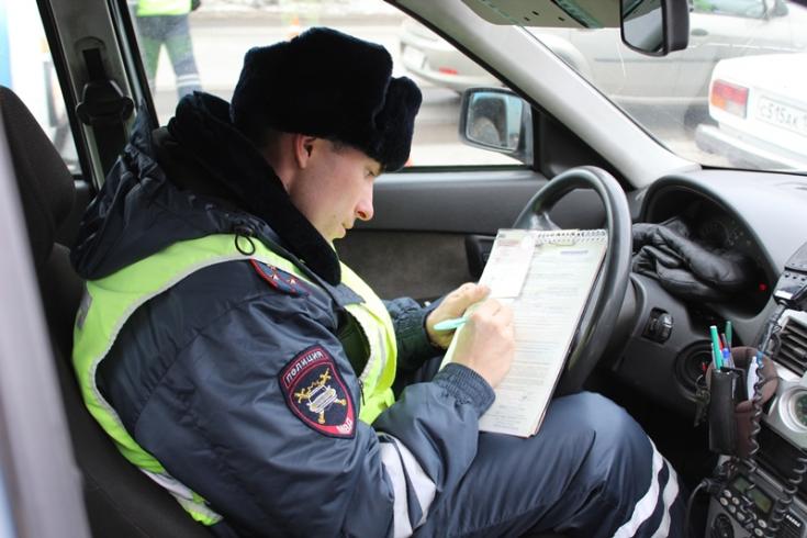 Сотрудники ГИБДД по сообщению очевидца задержали нетрезвую автомобилистку с тремя детьми