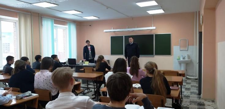 Главный госавтоинспектор Дудинки посетил класс, учащийся которого пострадал в ДТП
