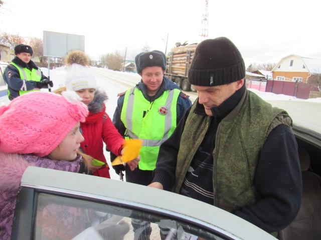 В Нижнеингашском районе дорожные полицейские проводят совместные акции со школьниками