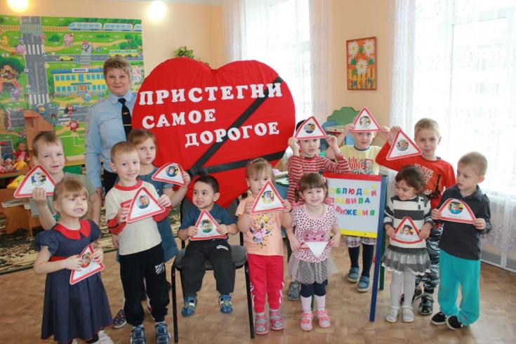 В Московской области автоинспекторы и дошкольники напомнили родителям о правилах перевозки детей в автомобилях