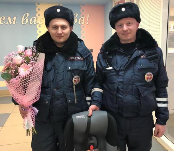 В Татарстане сотрудники ГИБДД помогли добраться до больницы женщине, у которой начались роды