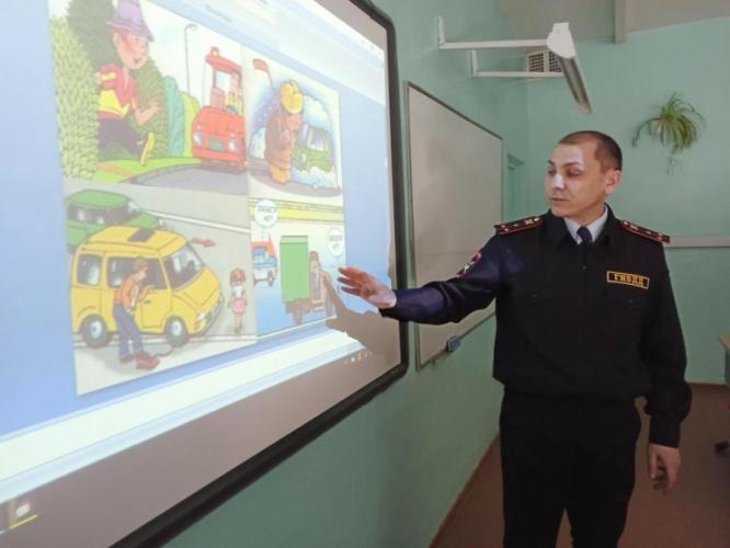 Сотрудники муравленковской Госавтоинспекции напомнили детям о соблюдении Правил дорожного движения